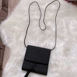 Black tassel makeup brush bag.